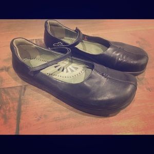 Earth leather shoes
